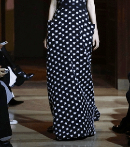 موضة الفساتين المنقطة من كارولينا هيريرا لشتاء 2017