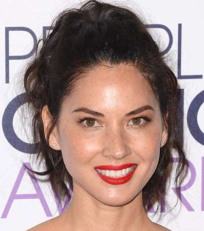 الشفاه الحمراء- البرتقالية والماسكارا لماكياج سريع من أوليفيا مان 