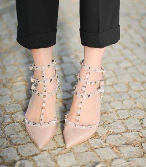 ارتدي حذاء فالينتينو Rockstud بموضة النيود مع الملابس باللون الأسود