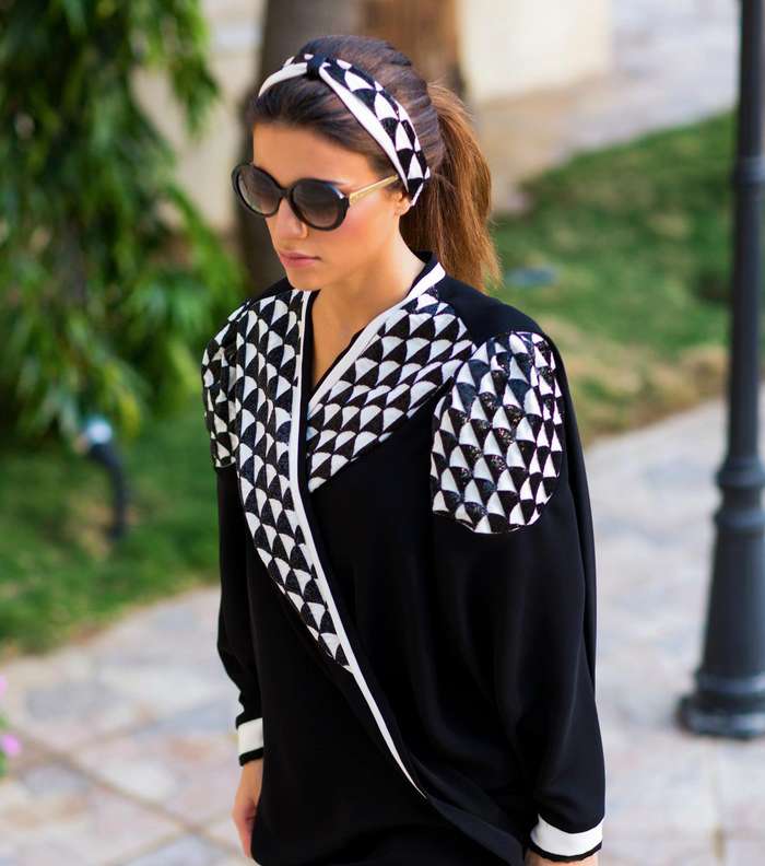 عبايات كتف سوداء