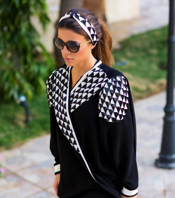 عبايات كتف سوداء