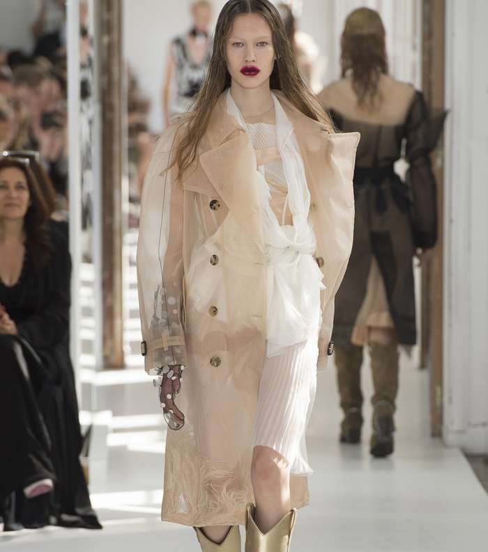 فستان التول المثني مع معطف التول من Maison Margiela لشتاء 2018