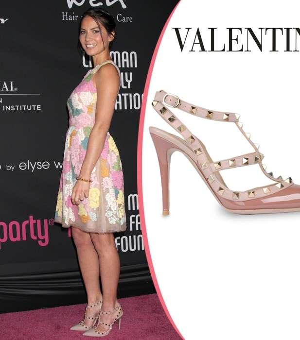 نسّقي حذاء فالينتينو Rockstud مع الفساتين المطبّعة بقصّة الـ Flared
