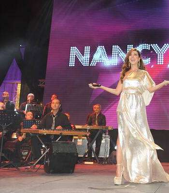 نانسي عجرم تغيّر ستايلها وتختار فستاناً ميتاليكيّاً