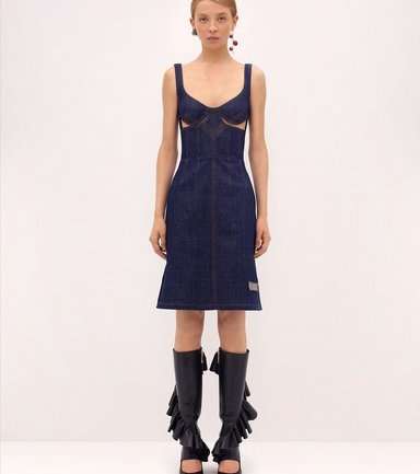اختاري فستان الجينز بموضة الـ Cut out من توقيع JW Anderson