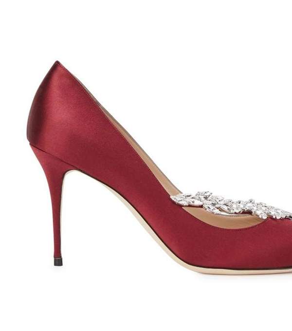 حذاء مانولو بلانيك الكلاسيكي المروس من الامام من الساتان وبالكعب الرفيع