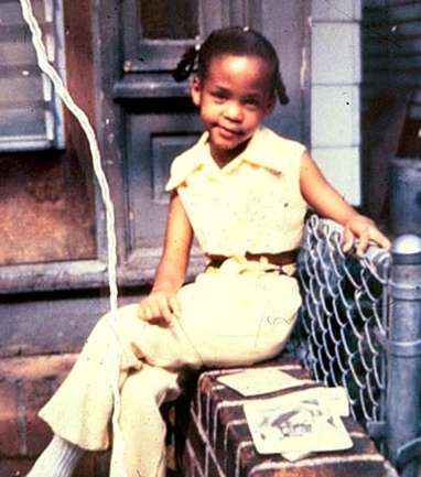 صور: والدة ويتني هيوستن تفضح خبايا حياة النجمة الراحلة في كتاب