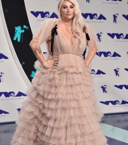 كيشا بفستان من Monsoori في حفل VMA 2017
