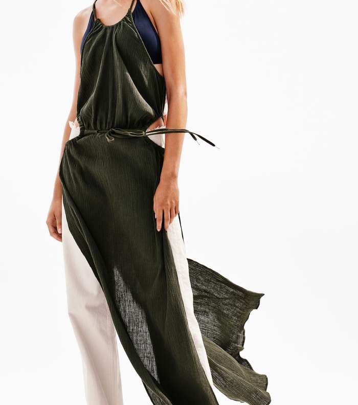 موضة التوب الطويلة بقصة الـ Cut out وياقة الهالتر من مجموعة H&M Studio لصيف 2016