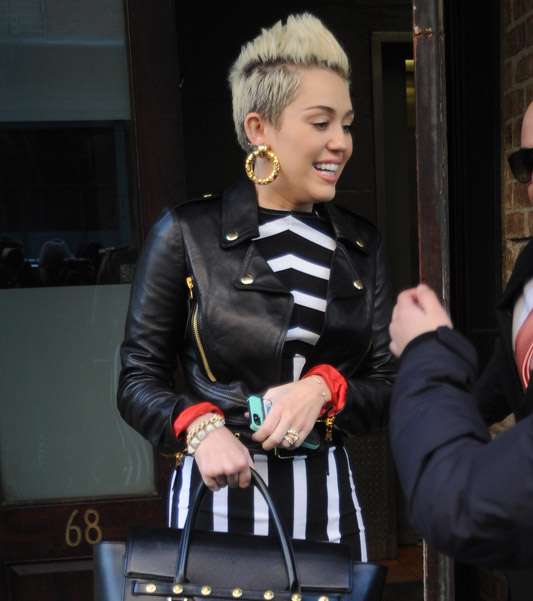 مايلي سايرس تختار حقيبة Versace Signature Tote