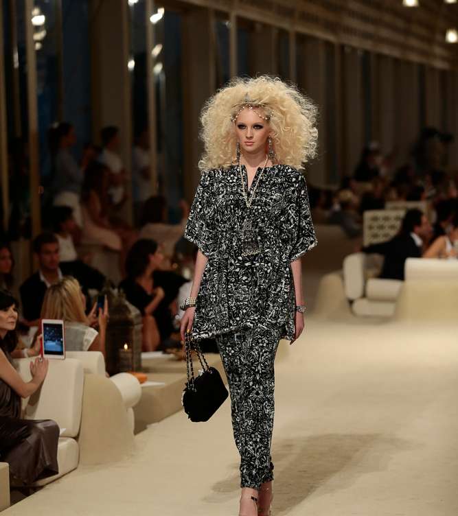 البزات الرسميّة الأنيقة تبقى شعار دار CHANEL 