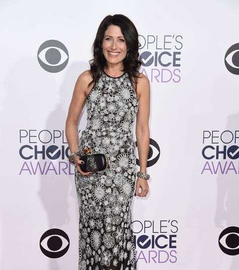 من حفل People's choice awards، اليك اطلالة lisa edelstein