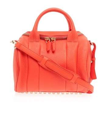 لإطلالة حيويّة مع قماش التويد، اختاري الحقائب الملوّنة