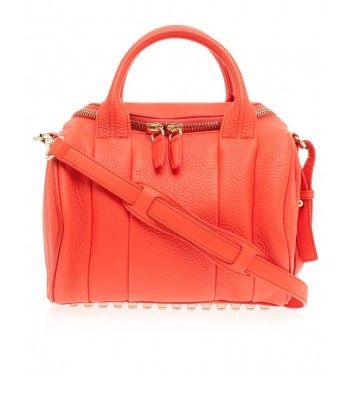 لإطلالة حيويّة مع قماش التويد، اختاري الحقائب الملوّنة