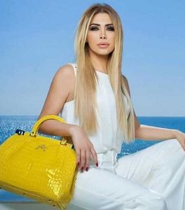 مكياج الصيف في إطلالة نوال الزغبي ترافقه حقيبة بونجا
