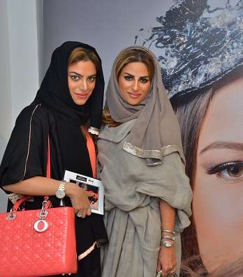 إلتقاط الصور بجانب الصور الفوتوغرافية لمعرض