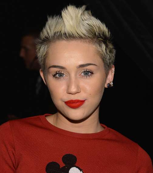 مايلي سايرس وإطلالة صبيانيّة مع البيكسي وأحمر الشفاه العنّابي والميكي ماوس