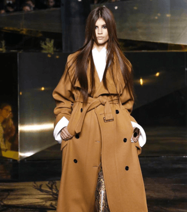 موضة معطف الترنش مع السروال الميتاليكي بجلد التمساح من H&M لشتاء 2017