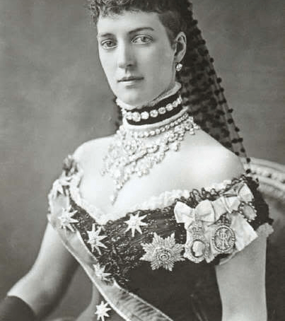 موضة قلادات الـ Choker