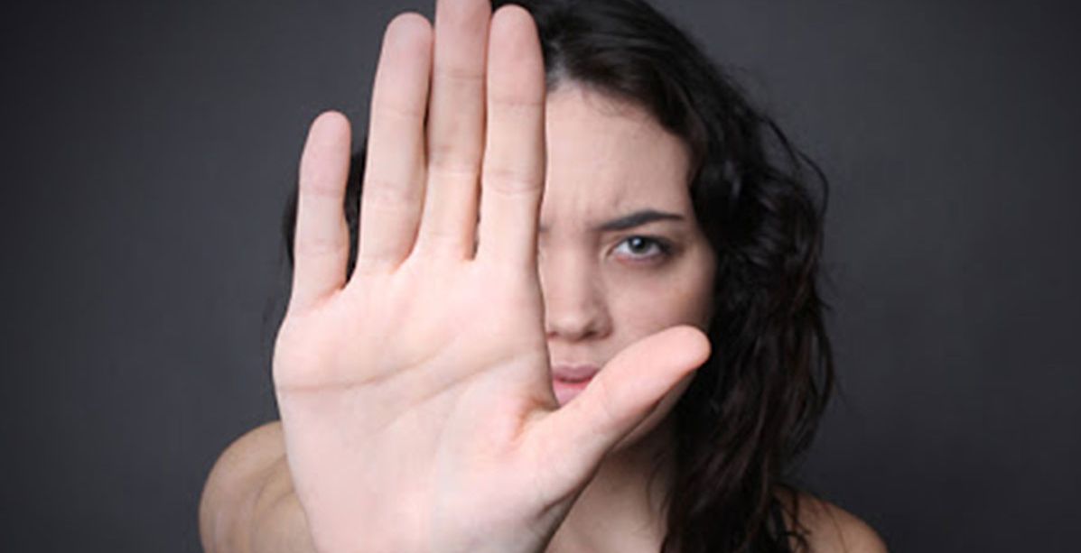 كيف تتعاملين مع شخص يقلل من قيمتك؟