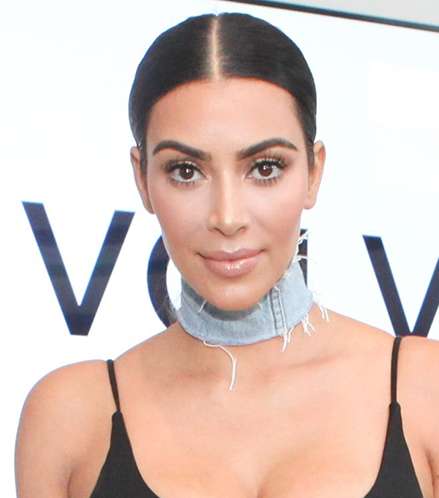 تعرفي على اطلالة كيم كارداشيان بقلادة بموضة الـ Choker