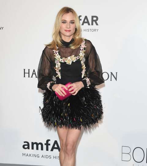 سيينا ميلر بفستان من CHANEL في حفل الـ Amfar في مهرجان كان 2015