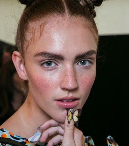 التسريحة الطفوليّة مع Sophia Webster 