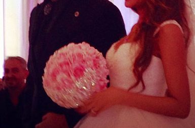 رامي عياش بحانب زوجته بالفستان الأبيض الشيك