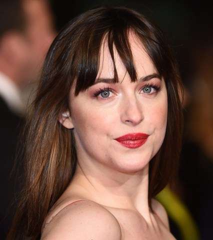 الغرّة القصيرة على الجبين والماكياج البسيط مع داكوتا جونسون