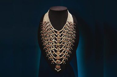 هديّة قيّمة قدّمها الشيخ زايد لأم كلثوم تُعرض في متحف اللوفر أبوظبي