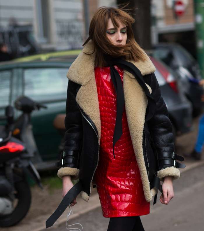 موضة الفستان المبطن مع السترة الجلدية بياقة الفرو من شوارع ميلانو