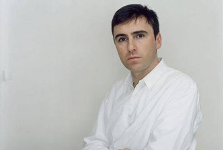 كل ما تريدين معرفته من اخبار ومعلومات وصور ووثائق عن راف سايمونز Raf Simon