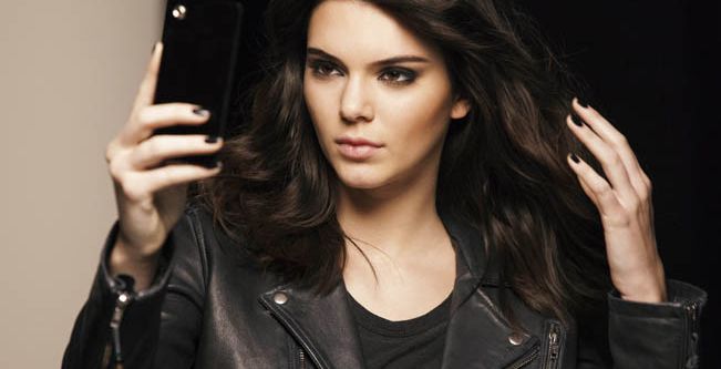 كيندال جينر في الإعلان الدعائي لإطلاق Little Black Primer من Estée Lauder 