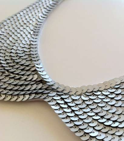 عقد من الباييت الفضي يشبه قصّة الصدر ويضفي الحيويّة إلى ثوبك إذا كان كلاسيكيّاً