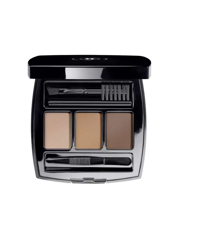 ماكياج الحاجبين المتكامل مع Le Sourcil De CHANEL