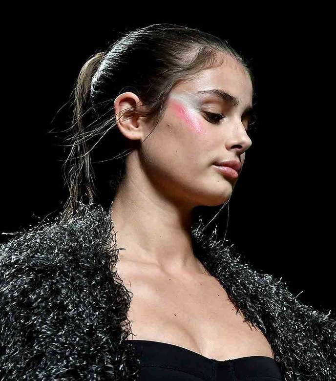 ألوان قوس القزح على وجنتي العارضات في Max Mara