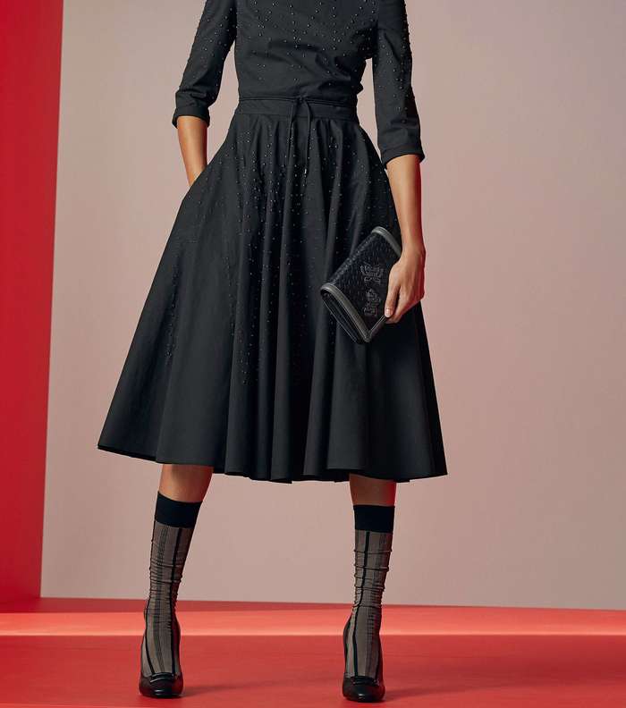 الفستان بقصة الـ A Line والمزين بحبات الخرز مع الحذاء الكلاسيكي والجوارب من بوتيغا فينيتا Resort 2018