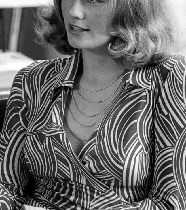 من النجمات اللواتي ارتدين فستان الـ Wrap، النجمة Cybill Shepherd