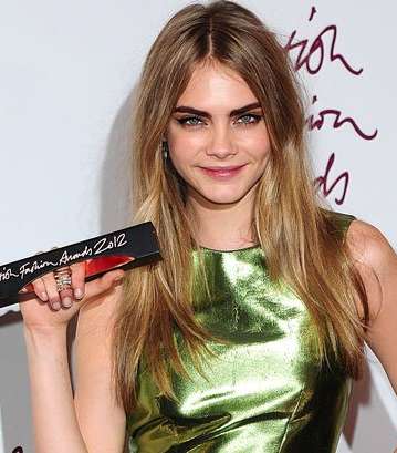 ماكياج عيون سموكي قوي مع كارا ديليفين