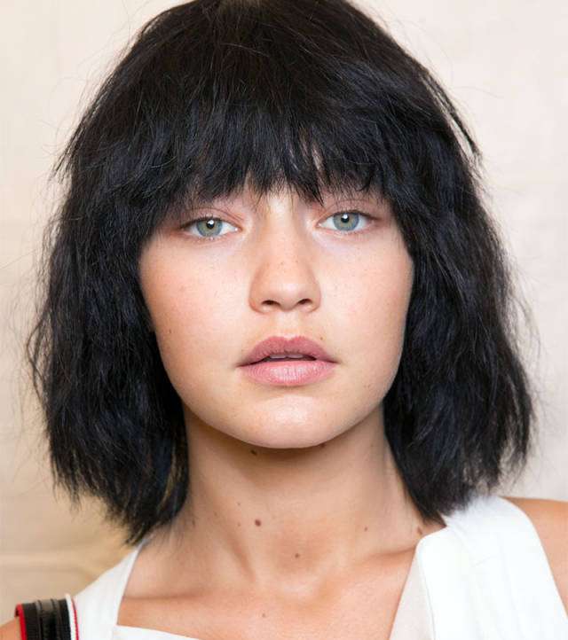 الغرة القصيرة مع شعر مارك جايكوبز المستعار