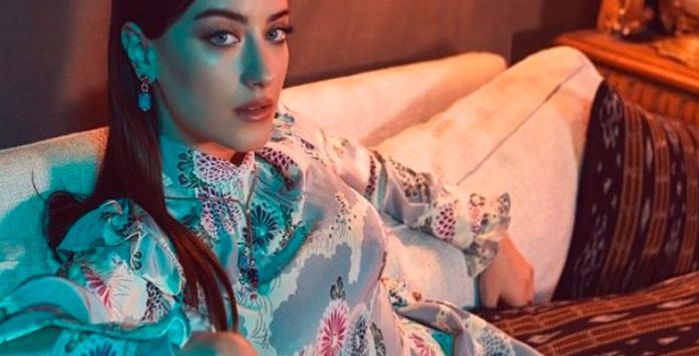 هازال كايا بصبغة شعر أحمر غيّر كل ستايلها