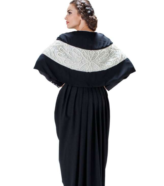 تألقي بالعباءة المزيّنة على الظهر من مجموعة DAS