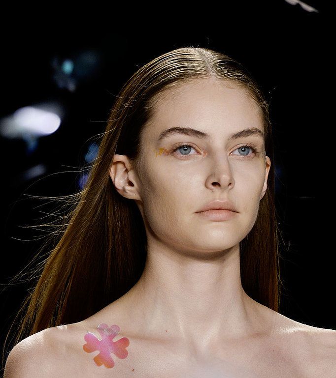 Monique Lhuillier وطبقات البودرة على الوجه 