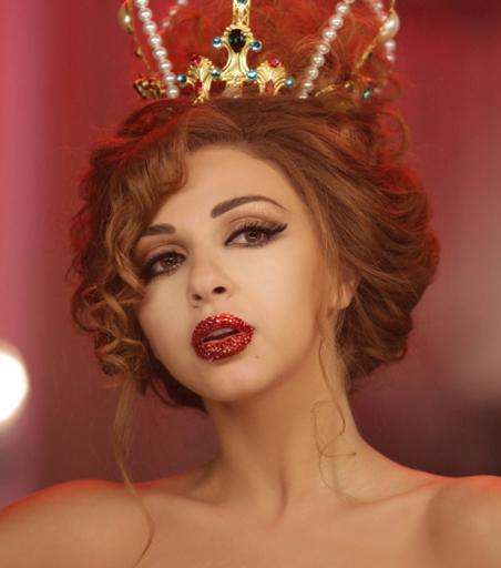 أحمر الشفاه البراق على شفتي ميريام فارس