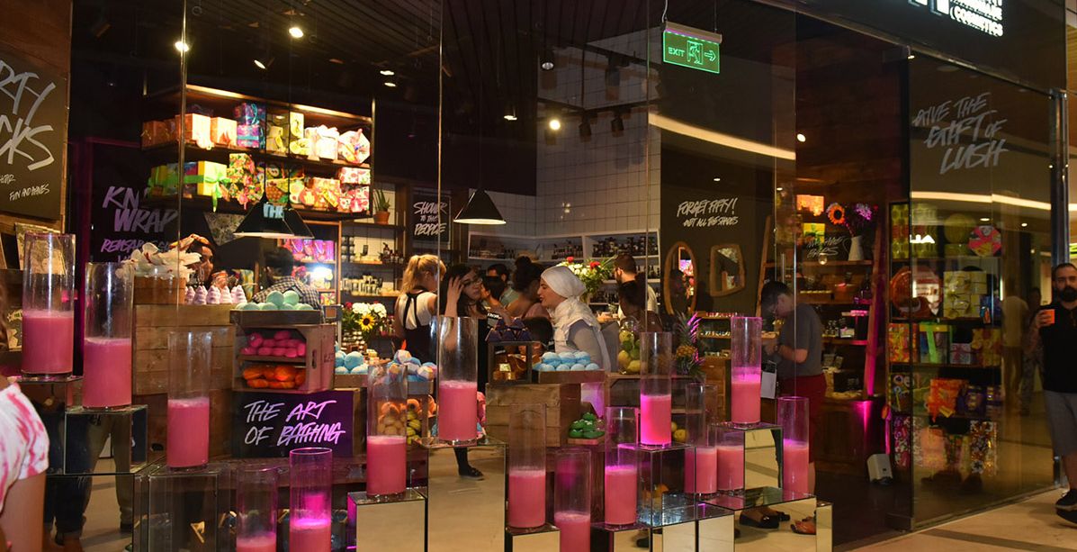 ياسمينة تقابل المديرة الإدارية لـ Lush خلال افتتاح الفرع الرابع للماركة في بيروت