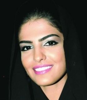أحمر الشفاه الفوشيا والحواجب المححدة تليق بالحجاب