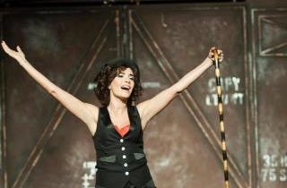 صور كيفانج تاتليتوغ "مهند" يشاهد سونغول أودان "نور" في مسرحية إستعراضية