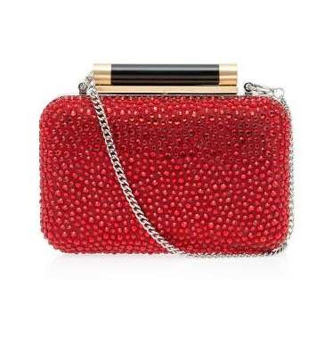 فستان من مايكل كورس وحذاء من إيف سان لوران وكلاتش من دايان فون فورستنبرغ باللون الأحمر