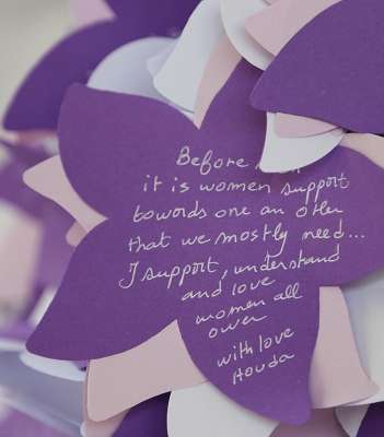 الأوراق الأرجوانية التي زيّنت فستان Esposa