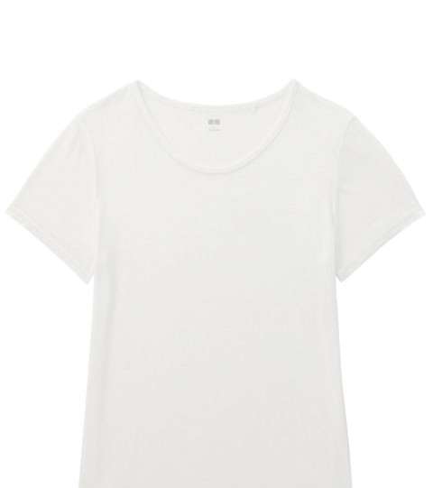 الـ T Shirt القطنية باللون الابيض من القطع التي تناسب اطلالة المراة الثلاثينية